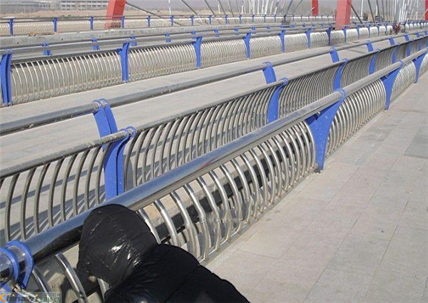 哈尔滨不锈钢复合管护栏一种安全而耐用的防护解决方案