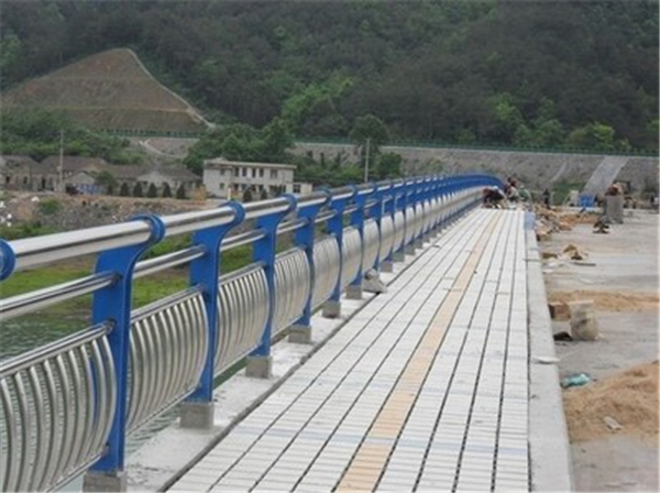 哈尔滨不锈钢桥梁护栏的特性及其在现代建筑中的应用